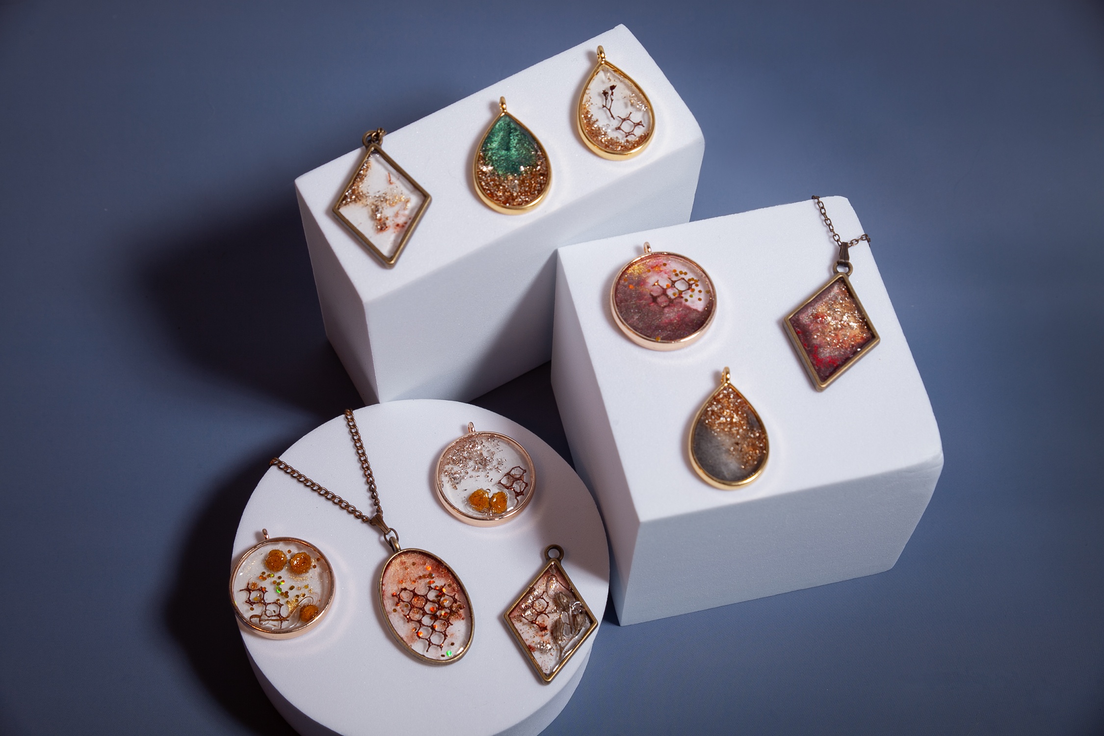 Kolekcja „ZŁOTY SZEPT” – biżuteria, która płynie między światłem a ciszą ✨🌙